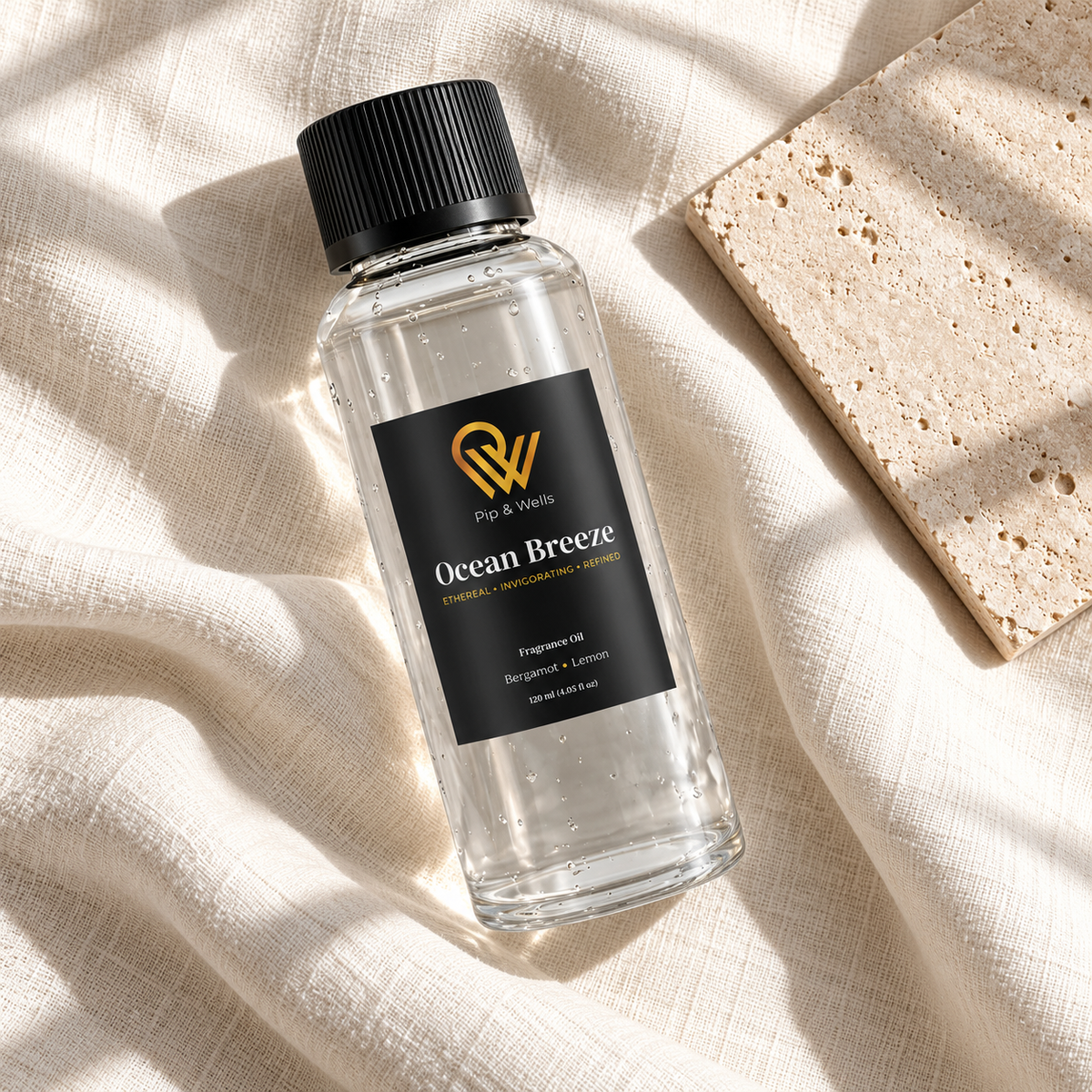 120 ml Flasche Pip & Wells Ocean Breeze Duftöl auf hellem Leinen neben einer strukturierten Steinfliese