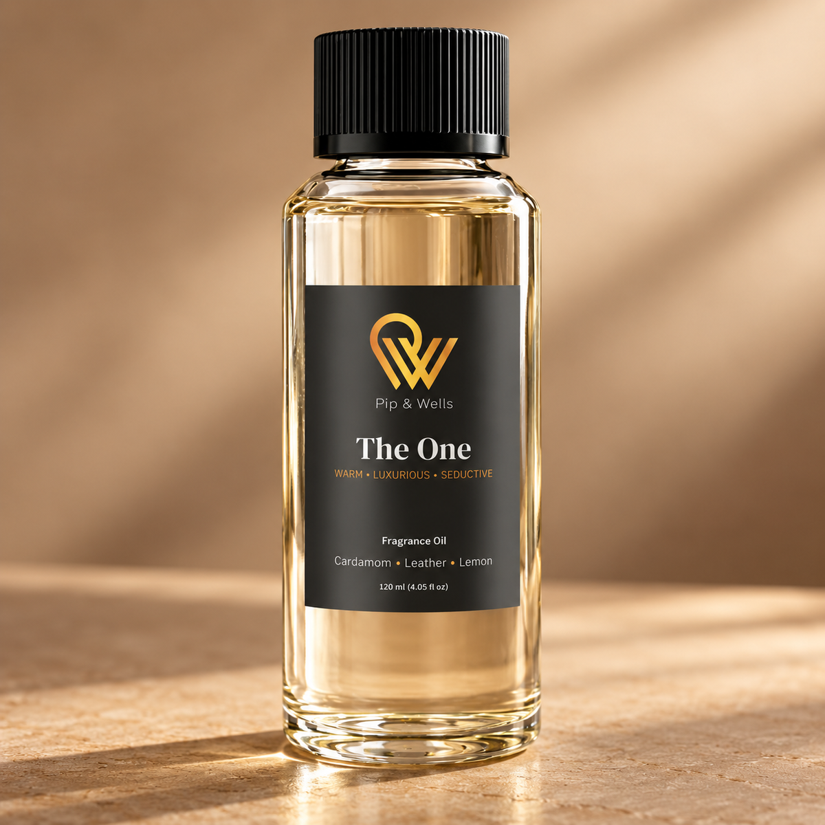 Vorderansicht einer 120 ml Flasche Pip & Wells The One Duftöl vor warmbeigem Hintergrund