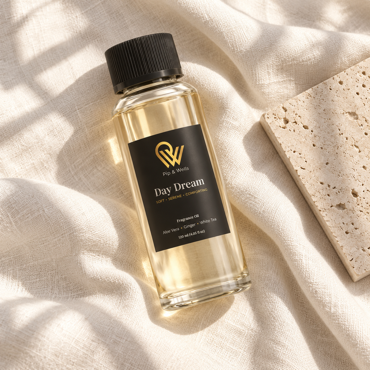 120 ml Flasche Pip & Wells Day Dream Duftöl auf hellem Leinen neben einer strukturierten Steinfliese