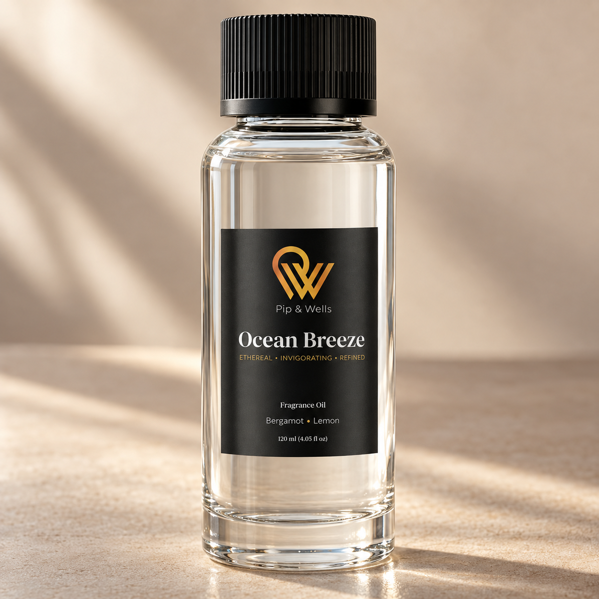 Vorderansicht einer 120 ml Flasche Pip & Wells Ocean Breeze Duftöl vor warmbeigem Hintergrund
